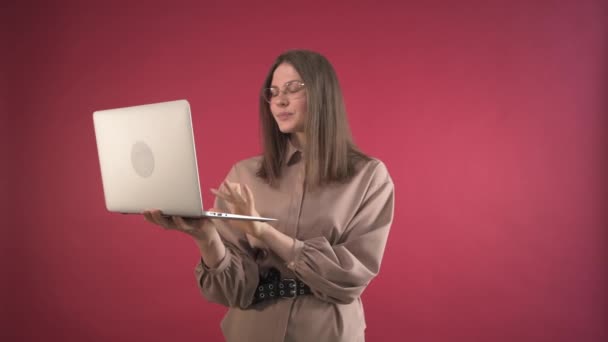 A happy girl rejoices in victory and a big win. — Stock Video