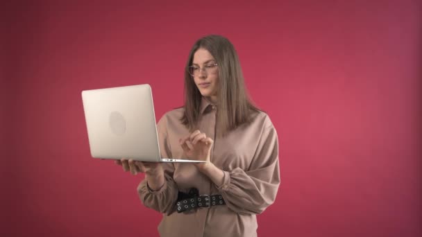 Junge Geschäftsfrau arbeitet in einem Laptop und schaut auf den Laptop-Bildschirm. — Stockvideo