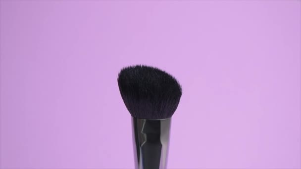 Primo piano di una spazzola cosmetica nera. — Video Stock