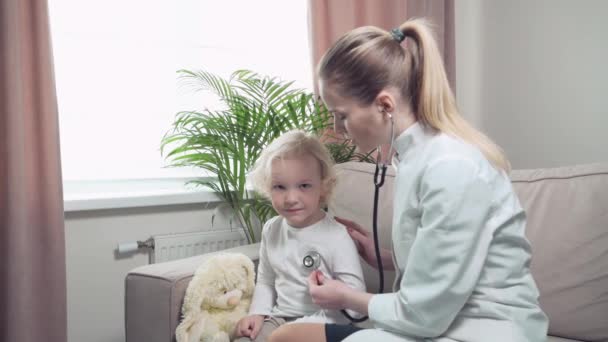 Anak kecil yang lucu kena flu. Kunjungan ke pasien anak oleh dokter keluarga. — Stok Video