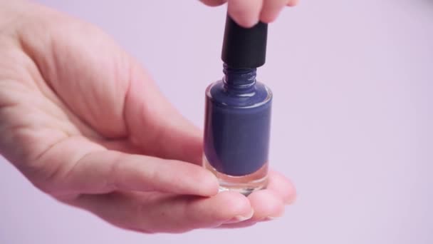 Open nagellak. Een druppel vernis druipt uit de borstel. — Stockvideo