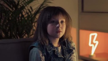 Üzgün bir kız gece yarışmayı izler ve takımı kaybeder..