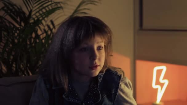 Une fille effrayée regarde un film d'horreur la nuit et a peur. Film effrayant. — Video