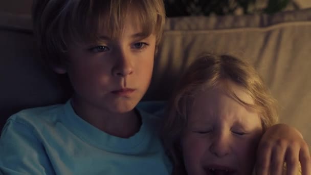 Feliz hermano y hermana niños están viendo dibujos animados por la noche, riendo en voz alta . — Vídeos de Stock