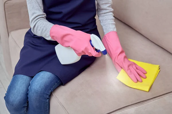 Úklid nábytku chemikáliemi pro domácnost. Dívka s rukavicemi. — Stock fotografie