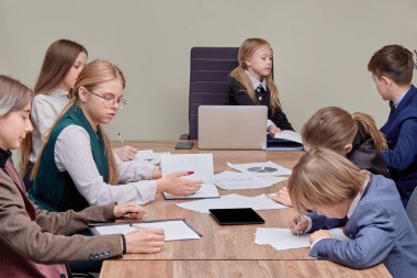İş adamları ofisteki bir konferans salonunda birlikte çalışmayı tartışıyorlar..
