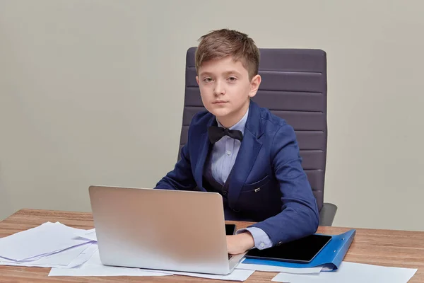 Retrato de un joven empresario sentado en una mesa de conferencias. Traje de negocios . —  Fotos de Stock