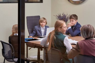 İş adamlarıyla modern bir toplantı odasında cam aracılığıyla tanışmak..