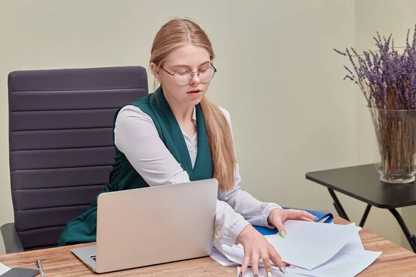 Trabajo de oficina. Joven hermosa chica sentada en el ordenador analiza papeles . — Foto de Stock