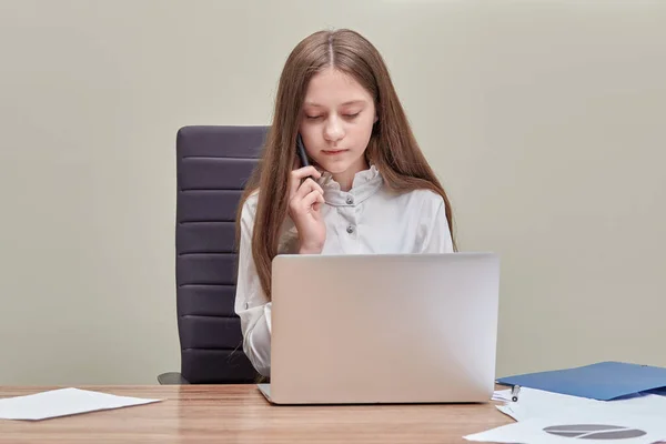 La chica trabaja en la oficina y habla por celular. . — Foto de Stock