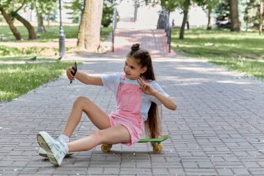 Kız bir selfie çekip parka snowboard yapmaya gidiyor. Yaz tatili.