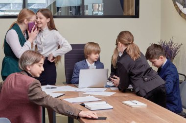 Şirket işletme ekibi ve bir toplantıda yönetici. ofis dolabı.