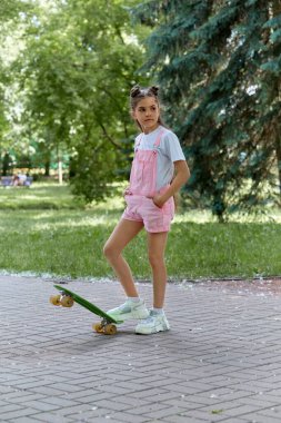 Güneşli bir günde güzel bir kızın portresi. Neşeli, mutlu kız..