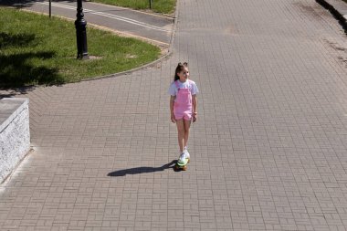 Paten yapan ve güzel havanın tadını çıkaran güzel esmer kız manzarası..