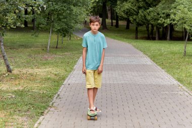 Parkta paten kayan yakışıklı esmer adam..