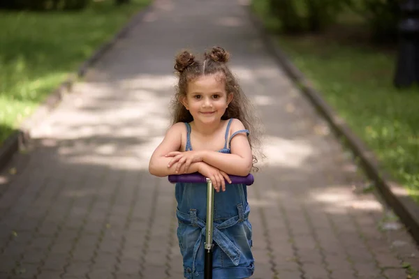 Retrato de uma jovem menina bonita no dia ensolarado brilhante. Menina contente alegre . — Fotografia de Stock