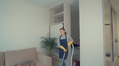 Kız yerleri süpürüyor. Soldan sağa doğru. Tam gelişim. Günlük rutin.