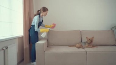 Oturma odasını temizleyen kıza soldan sağa bak..