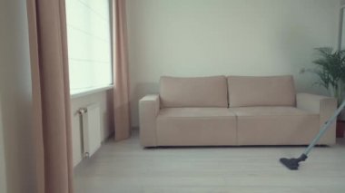 Önlüklü bir kız yerleri süpürüyor. Günlük meseleler.