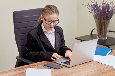 Bir şirketin yöneticisi olarak küçük bir kız. Ofis işi.