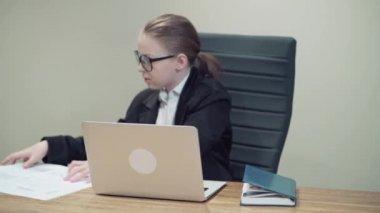 İş kadınının acelesi var, rapor vermek için geç kalıyor ve saate bakıyor..