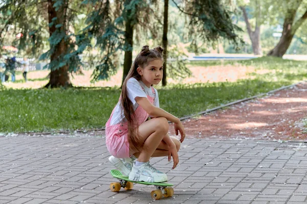 Dívka se aktivně věnuje sportu a jezdí na skateboardu. Sportovní životní styl — Stock fotografie