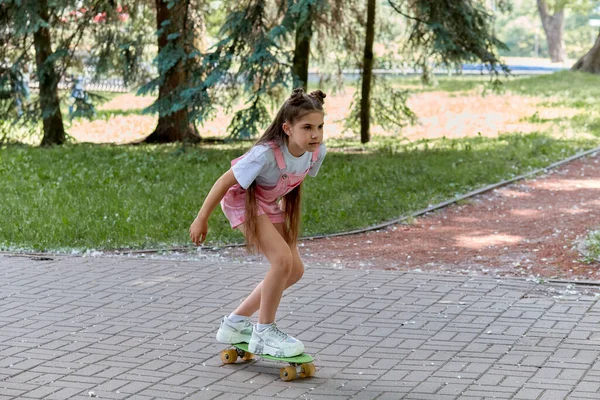 Izgalmas hobbi a gördeszkázás. Lány és gördeszka. Sportéletmód. — Stock Fotó