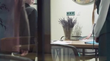 Çalışanlar patronlarını kolluyorlar. Müdür oturmama izin verdi..
