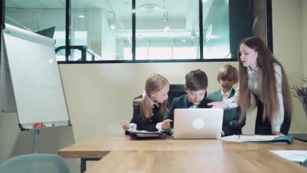 Een groep mensen verzamelde zich rond de directeur en bood hem hun ideeën. — Stockvideo