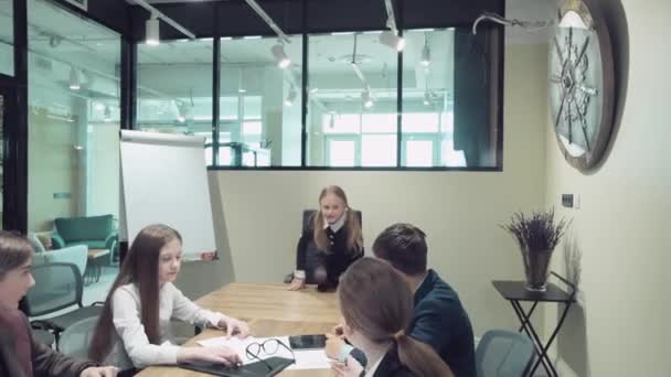 Meisje werd moe van het werken en kondigde boycot aan, stond op en liep over tafel. — Stockvideo