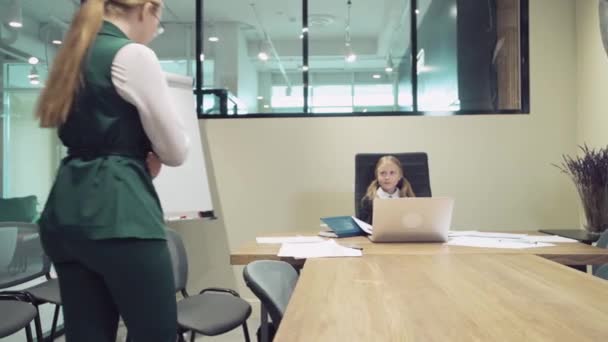 Het concept van een vriendelijke goede baas. Werknemers komen binnen en gaan zitten.. — Stockvideo