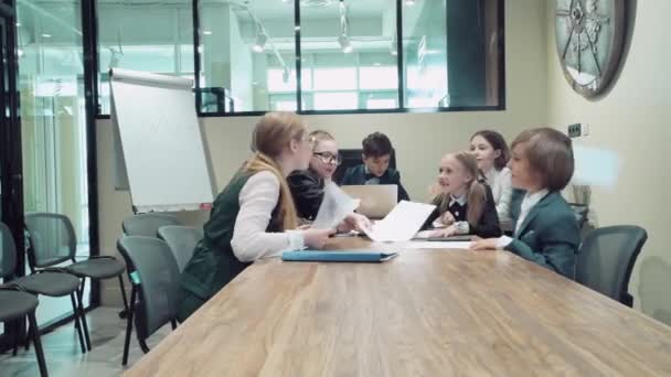 Medewerkers van een collega komen samen in de vergaderzaal, zweren bij elkaar. — Stockvideo