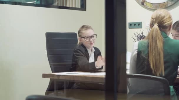 O diretor com óculos repreende seus subordinados. Discussão dos momentos de trabalho — Vídeo de Stock
