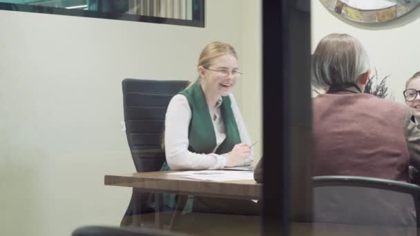 Riunione dei dipendenti dell'azienda nella sala conferenze. Le persone felici ridono. — Video Stock