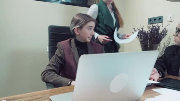 Een jong meisje brengt rapporten naar de vergaderzaal. Discussie over werkmomenten. — Stockvideo