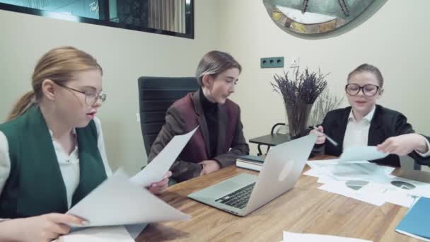 Tres colegas se reúnen en una sala de conferencias y condenan el plan de acción . — Vídeos de Stock