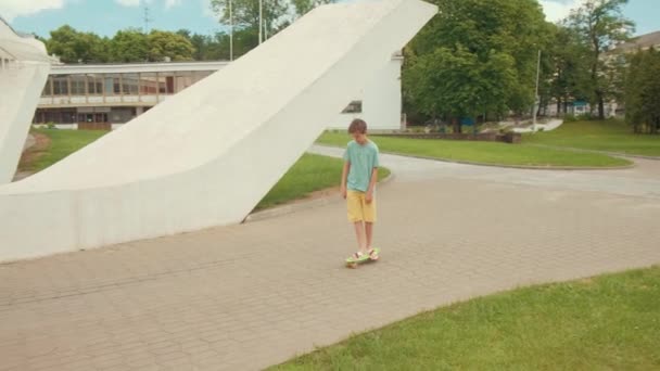 Un bel giovanotto sta cavalcando uno skateboard. Tempo soleggiato. — Video Stock