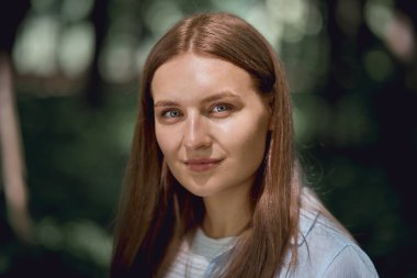 Kendine güvenen güzel bir genç kız. Yaz Parkı.