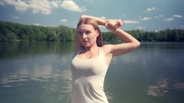 Kadın fiziksel egzersizler yapıyor. Fiziksel aktivite kalori yakmaya yardımcı olur..