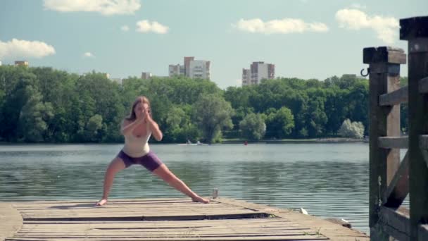 Dziewczyna ma wysportowane ciało. Kobieta robi ćwiczenia dla atletycznego ciała. — Wideo stockowe
