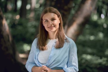 Gülümseyen güzel kız kameraya bakıyor..