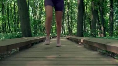 Pembe ayakkabılarla koşan ayaklar. Yüzü olmayan.