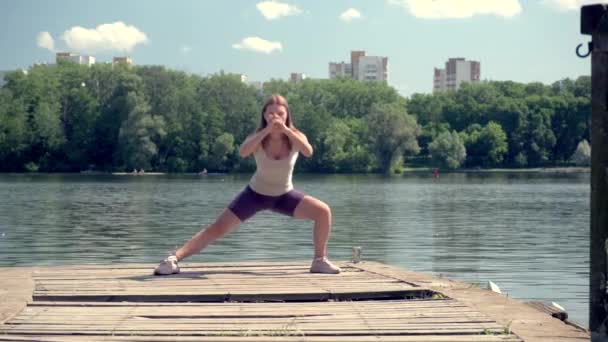 Lezione di yoga a piedi nudi vicino al lago. Attività sportive nella natura. Corpo atletico. — Video Stock