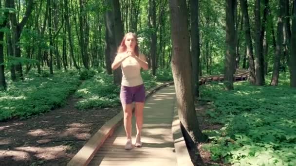 Active recreation, athletic body. A girl in short shorts is jogging in the park. — Stock Video