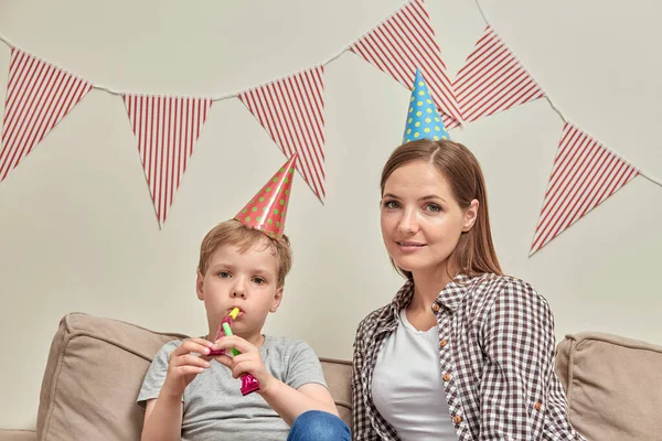 Firande av ett barns födelse. Son och mamma tittar på kameran.. — Stockfoto