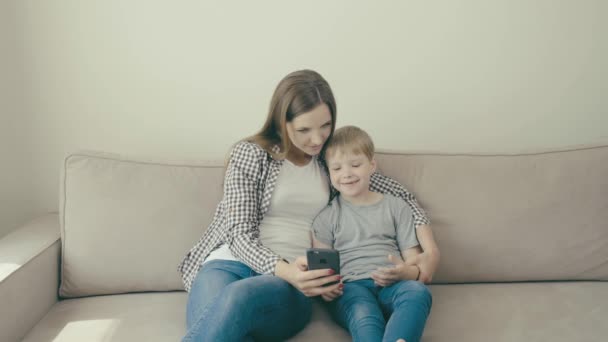 Mãe e filho brincam ao telefone juntos. Jogos educativos. 4k vídeo — Vídeo de Stock