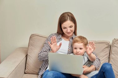 Güzel esmer anne ve oğlu online video bağlantısı kuruyor..