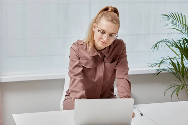 Una joven con gafas está hablando en una videollamada en línea. Ministerio del Interior. — Foto de Stock