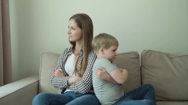 Egymásnak háttal. Veszekedés a családban. A szülőkkel szembeni neheztelés. — Stock videók