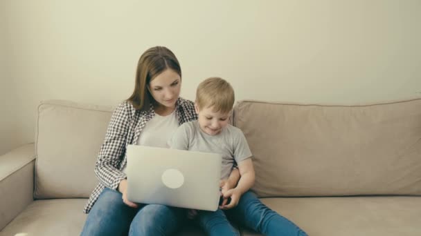Молодая красивая мать обучает ребенка дома онлайн. Дошкольное образование. — стоковое видео